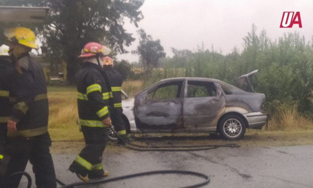 Un auto se incendió por completo en Ruta 50