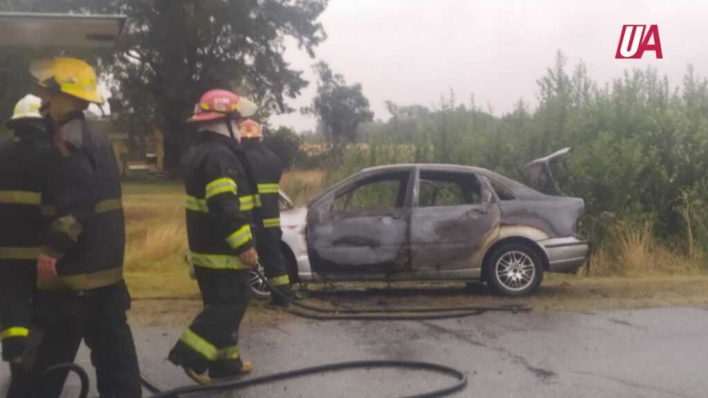 Un auto se incendió por completo en Ruta 50