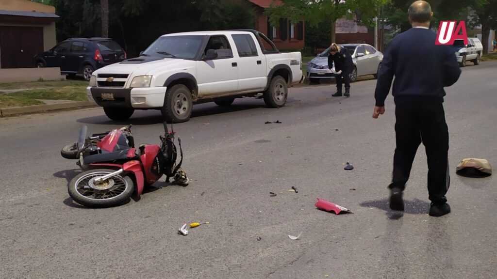 Un joven trasladado de urgencia al Hospital tras un choque en Avenida Solanet