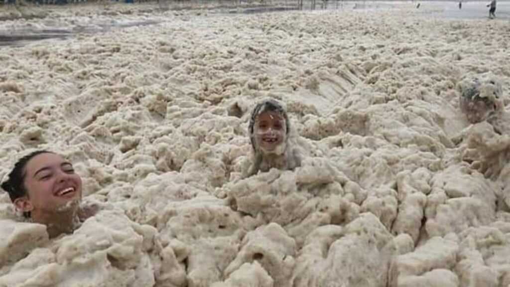 Mar del Plata: Sorpresa por una espuma abundante en la playa