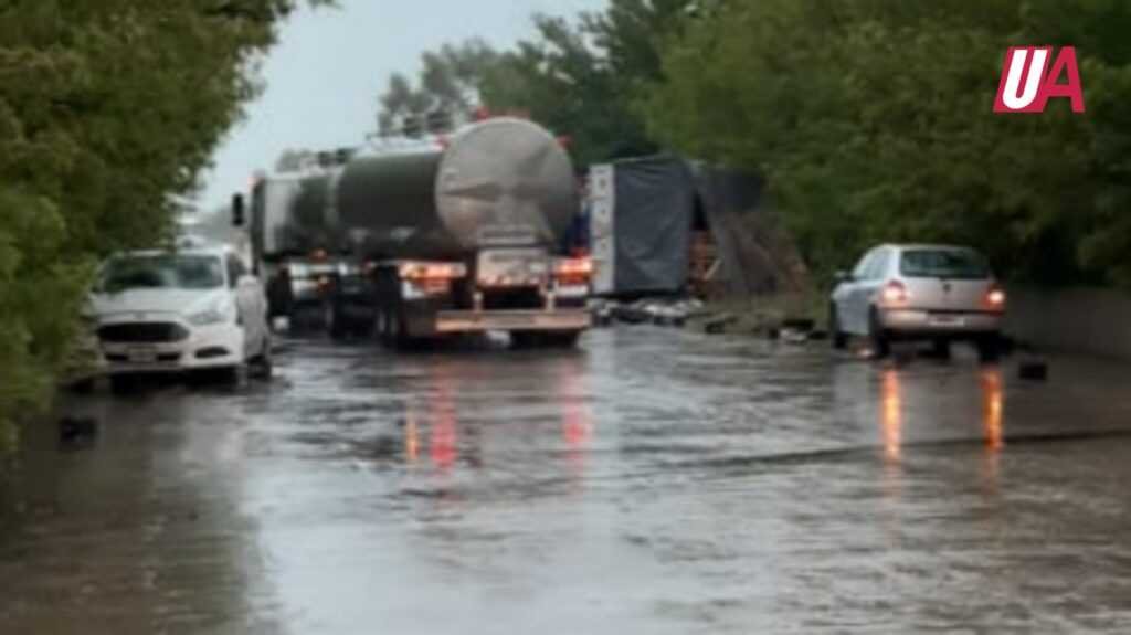 Ruta 29: Se despistó un auto y a los minutos un camión volcó en el mismo lugar