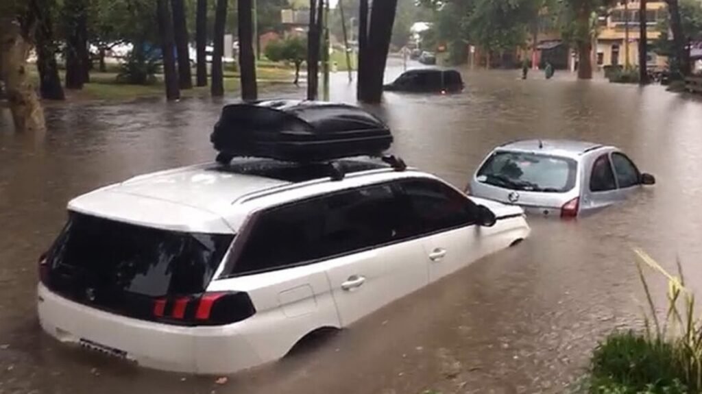 Fuerte temporal en Pinamar: Hasta autos atrapados por el agua