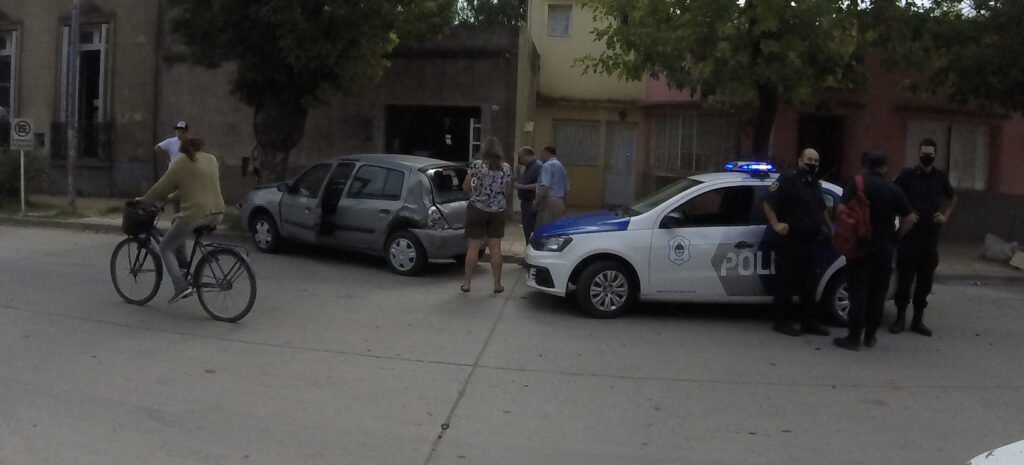 Choque en cadena: Tres vehículos involucrados