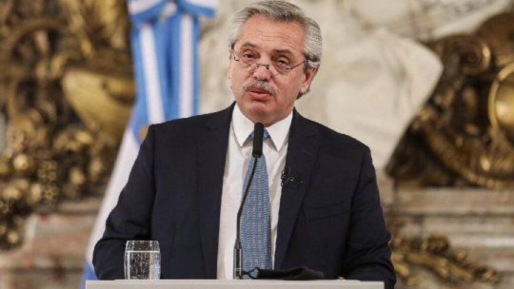 Alberto Fernández firma acta compromiso contra la violencia de género