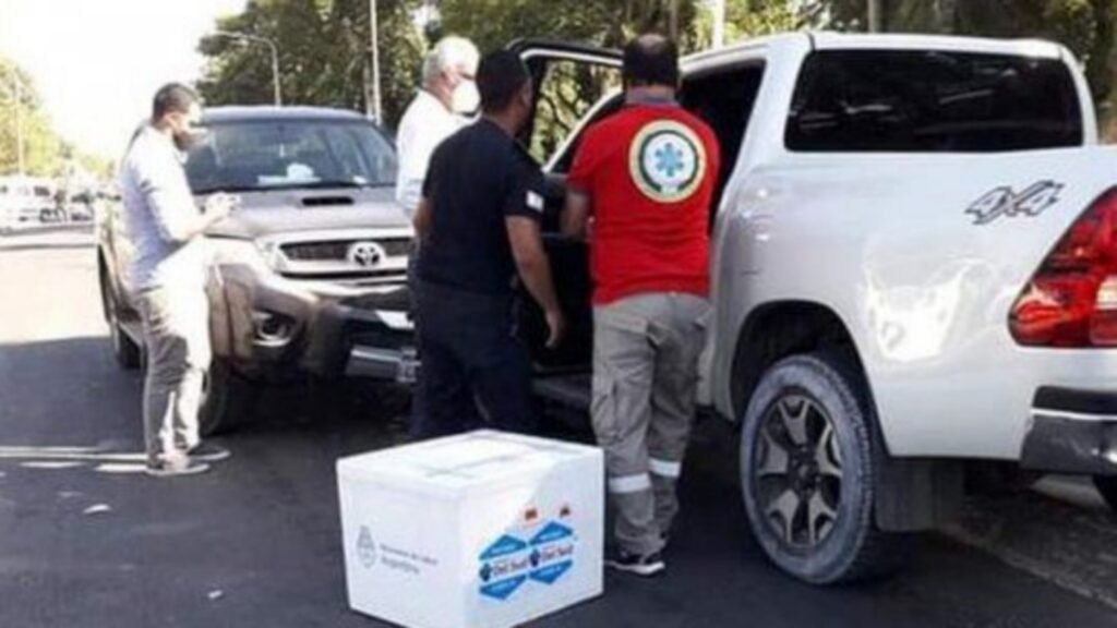 Escándalo: Un ministro de Corrientes transportaba vacunas sin protocolo y chocó