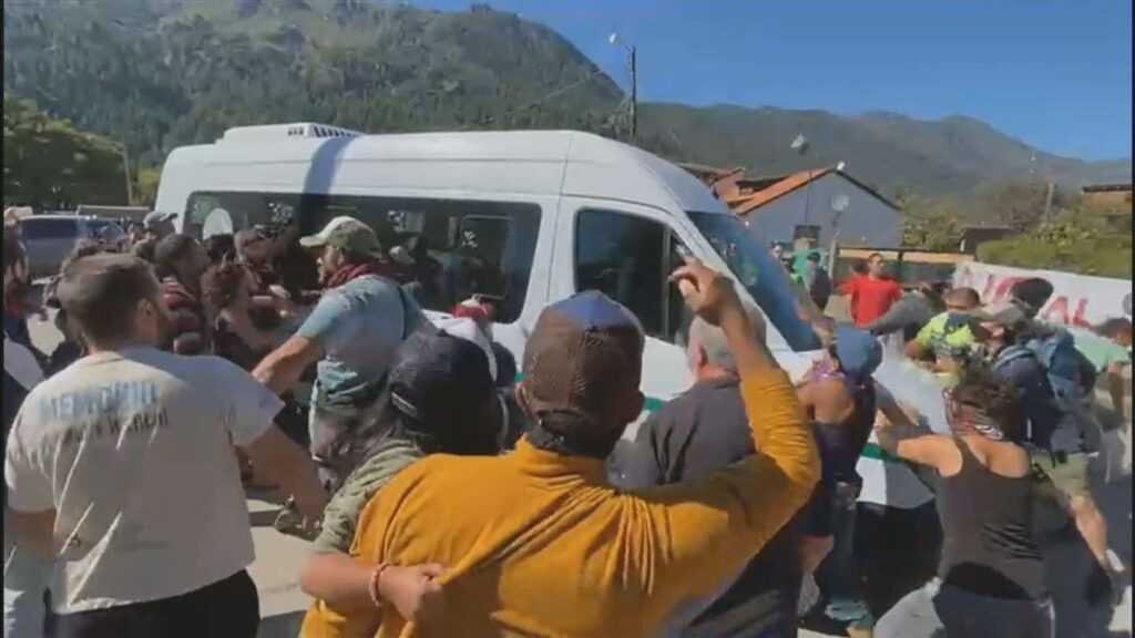 Chubut: Atacaron a piedrazos la camioneta que transportaba a Alberto Fernández en su recorrida
