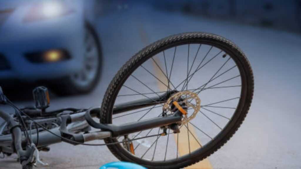 Motociclista habría atropellado a un ciclista y se dio a la fuga
