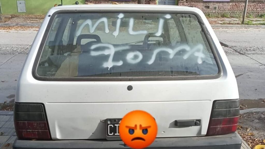 Le grafitearon el auto con el nombre de otra persona