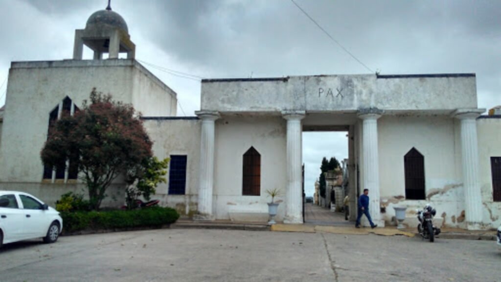 Fueron a despedir a un familiar al cementerio y se encontraron con la capilla como depósito de ataúdes
