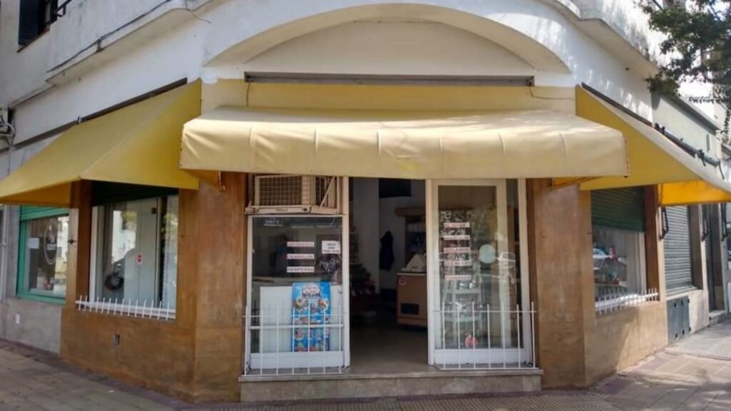 Dijieron que en su comercio atendía un contacto estrecho y tuvo que salir a aclarar que no es así