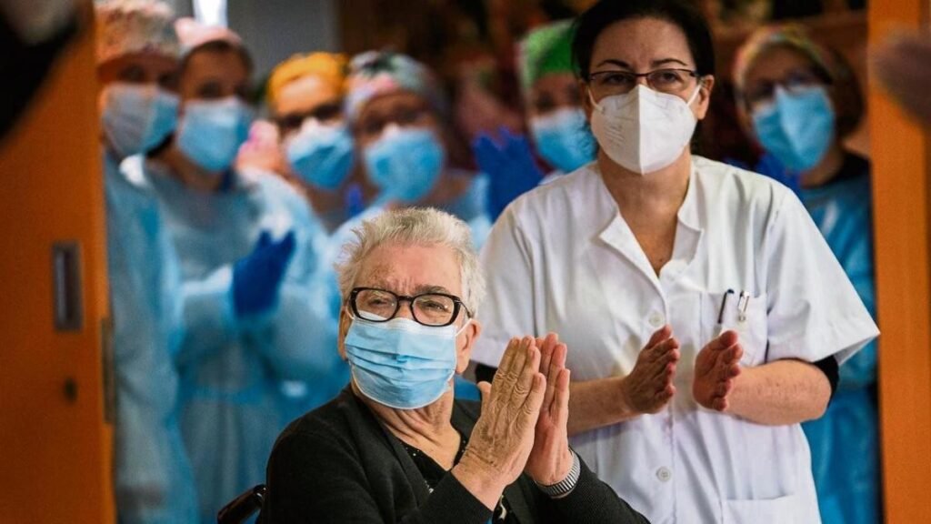 Bajan los casos de COVID-19 en el mundo por sexta semana consecutiva