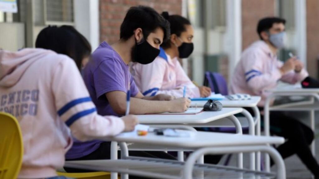 El Gobierno no consultó a las máximas autoridades educativas locales y pidió la vuelta de clases presenciales