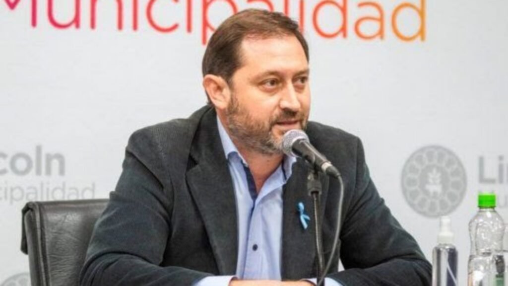 El intendente de Lincoln tiene coronavirus, lo internaron en Junín y se llevó un respirador de su municipio