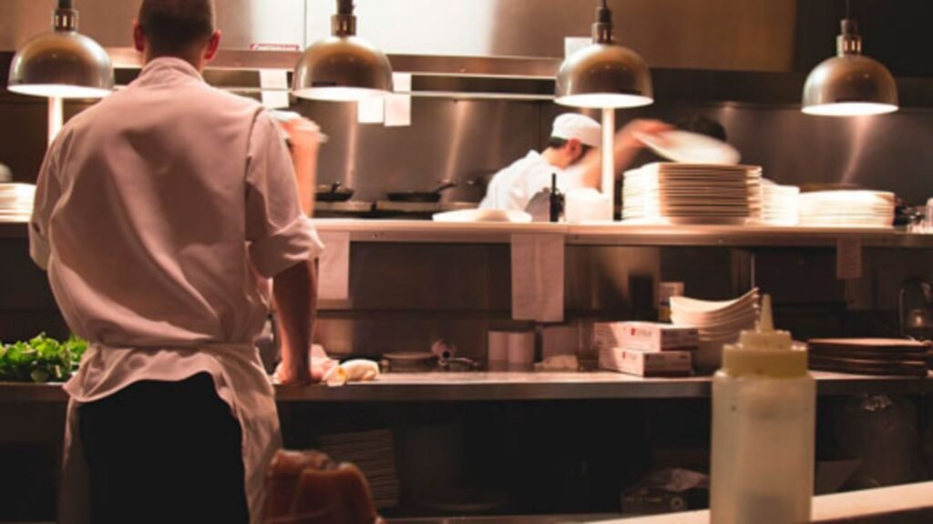 Tras el pedido, Cordonnier habilitó que la gastronomía pueda abrir hasta las 12 de la noche