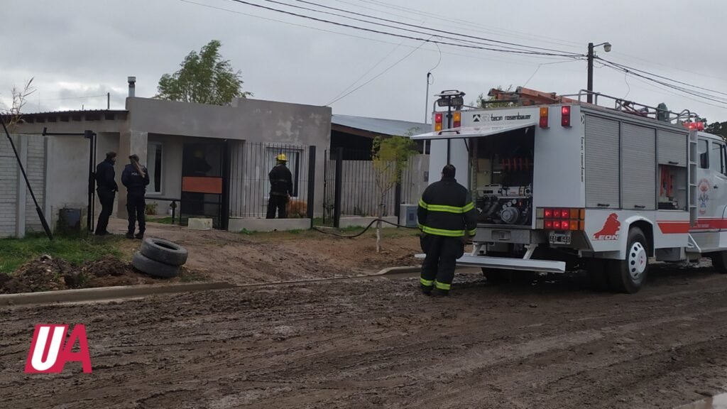 Bomberos y Policía acudieron a un incendio en una vivienda