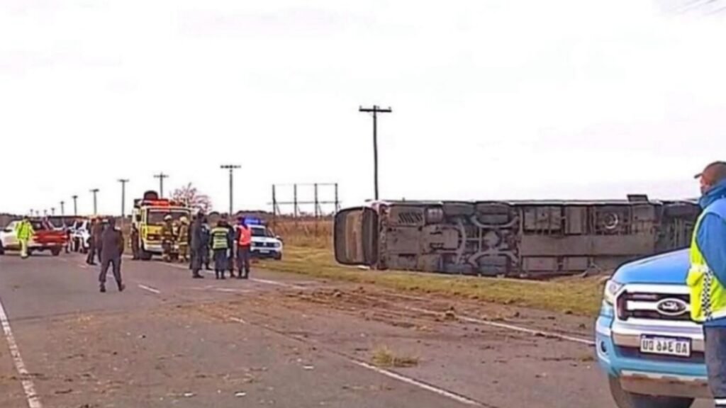 Volcó un micro en Ruta 2: dos fallecidos y al menos 20 heridos