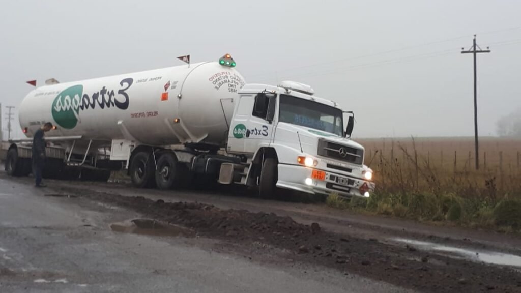 Un camión que transportaba gas quedó varado por el mal estado de la ruta
