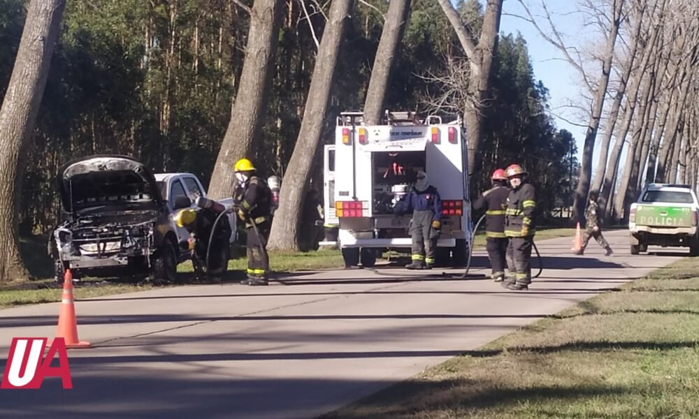 Una camioneta se incendió en Acceso Perón