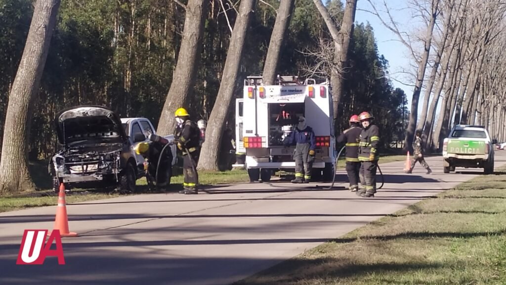 Una camioneta se incendió en Acceso Perón