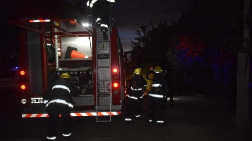 Bomberos trabajó en una vivienda rural tras un incendio