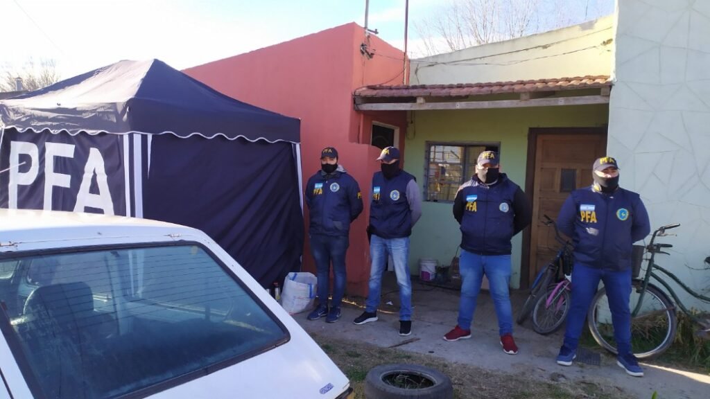 La PFA está allanando un domicilio de nuestra ciudad