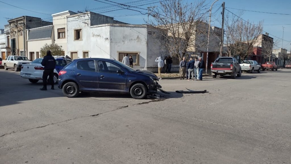 Una camioneta y un vehículo protagonizaron un choque