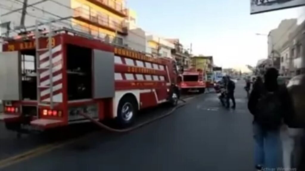 Incendio en un edificio de Caseros: murió un bombero