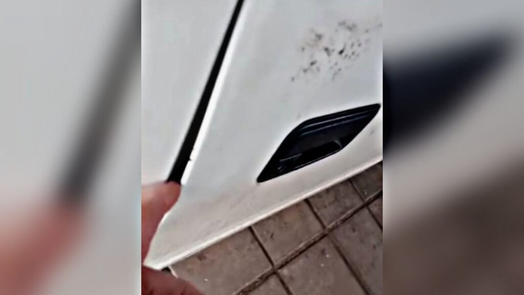 Le rompieron el auto y le robaron más de 100 mil peso en herramientas