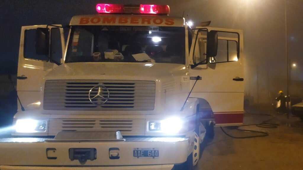 Fueron aprehendidos por molestar a los bomberos cuando intentaban salir a una emergencia