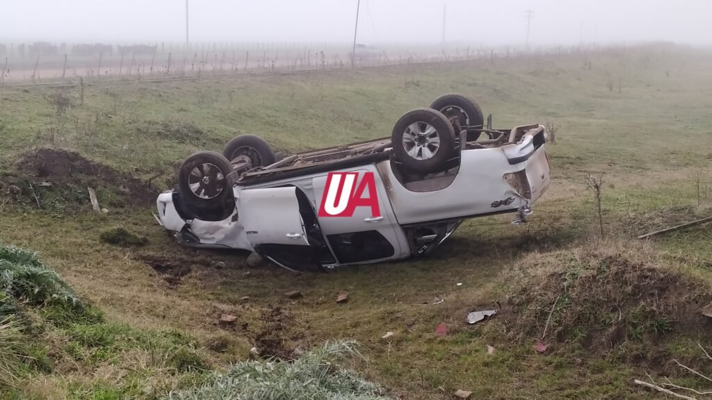 Despistó y volcó una camioneta en un camino rural
