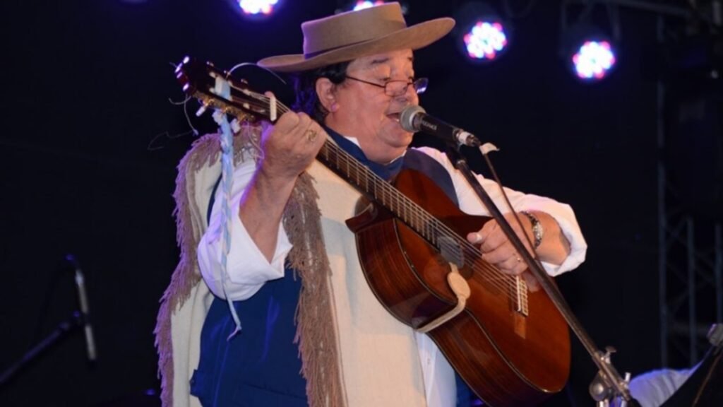 Dolores vuelve a los recitales al aire libre: se presentará Carlos Ramón Fernández