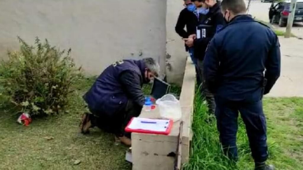 Balcarce: Cortaba pasto y encontró un pene dentro de un frasco