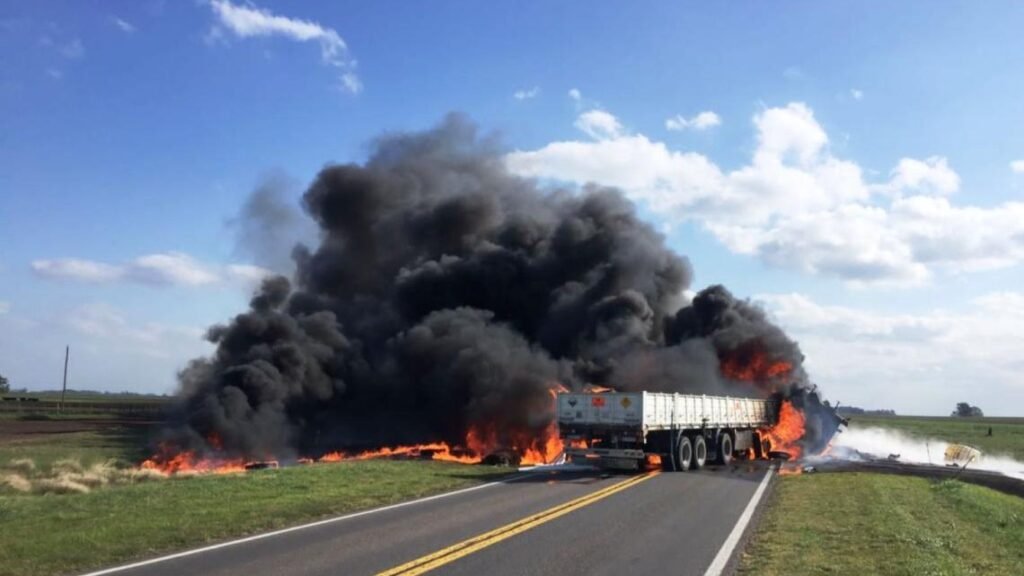 Ruta 205: Tres personas murieron calcinadas tras un choque frontal entre dos camiones