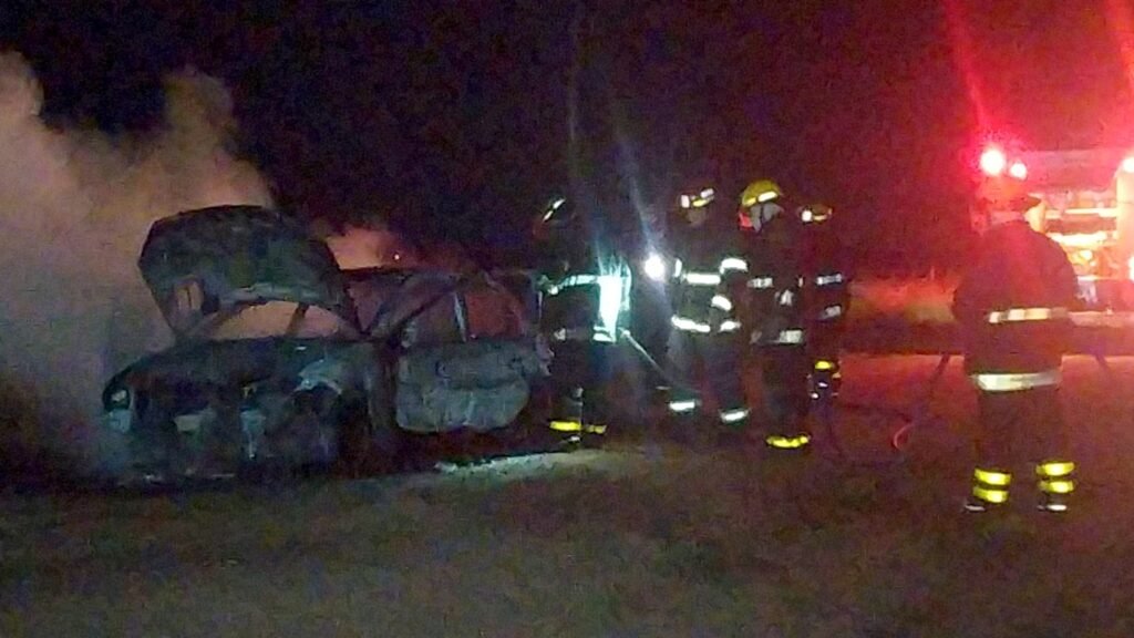 Un vehículo se incendió por completo en un camino rural