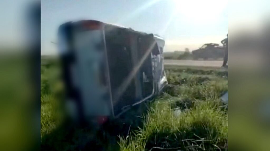 Una camioneta volcó en un camino rural: Una persona fue derivada al Hospital