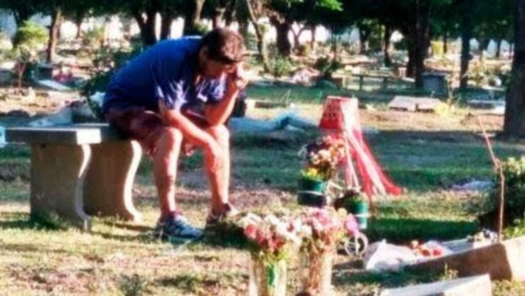 Viral: El papá que escucha los partidos de San Martín de Tucumán junto a la tumba de su hijo