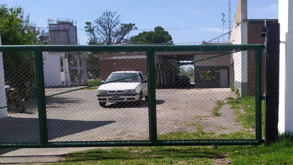 Dos delincuentes ingresaron a robar al frigorífico ex troncomar en plena luz del día