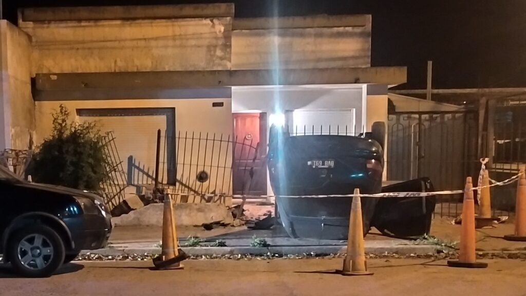 Un vehículo impactó contra una vivienda y volcó