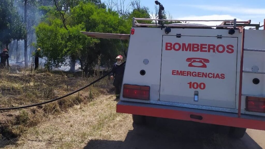 Un galpón se incendió en la zona rural y Bomberos tuvo que intervenir