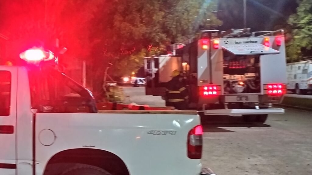 Bomberos trabajó en un incendio de una vivienda