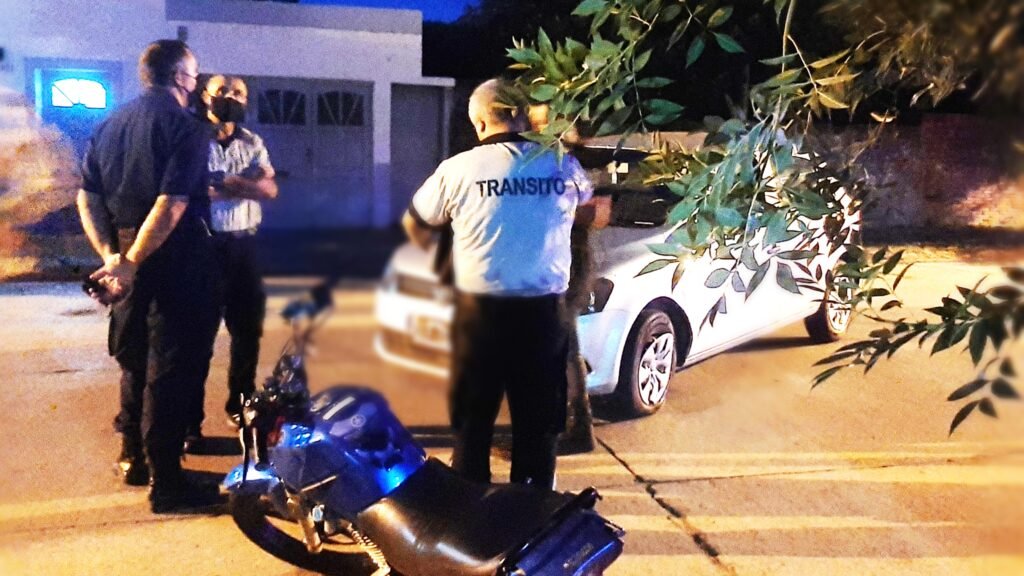 Choque entre una moto y un vehículo en calle Almafuerte