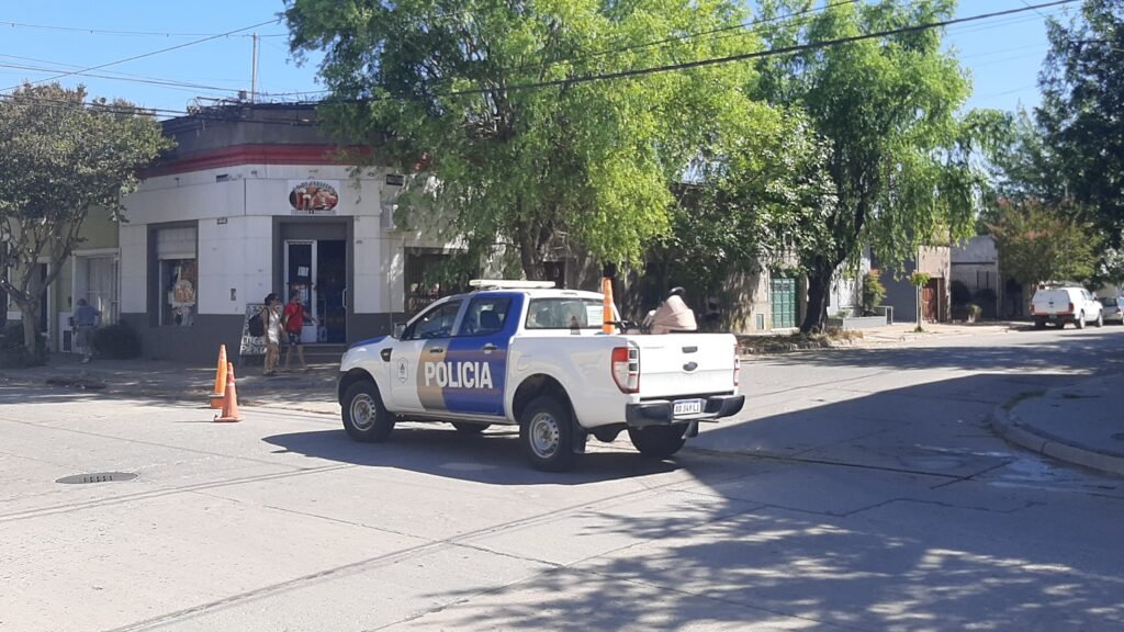 Chocó un cochecito de bebé y se dió a la fuga: el menor fue trasladado al Hospital