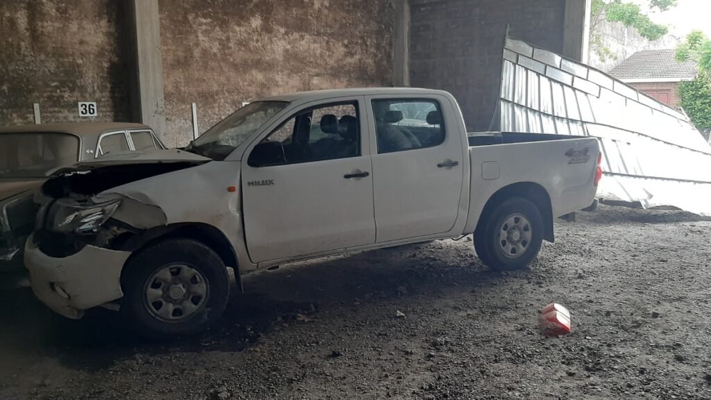 Una camioneta colisionó contra una cochera