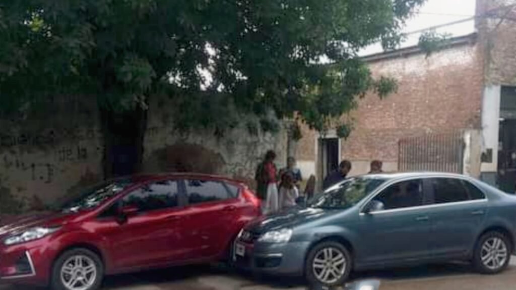 Se desmayó, chocó un auto estacionado y fue trasladado al Hospital