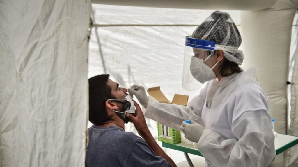 La OMS asegura que la variante Ómicron podría hacer que termine la pandemia