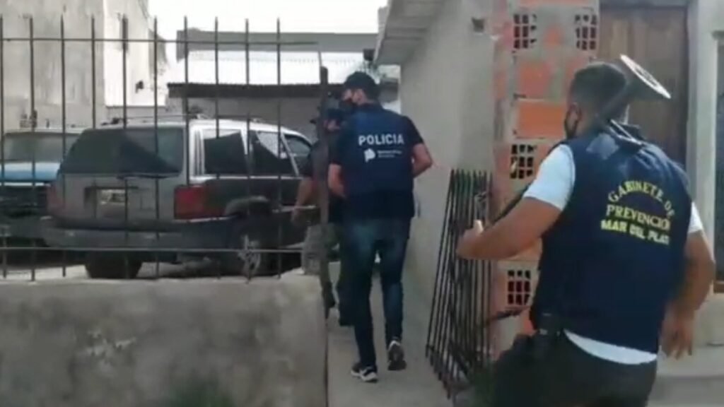 Allanaron una vivienda en Ayacucho y en Mar del Plata por  ventas de drogas