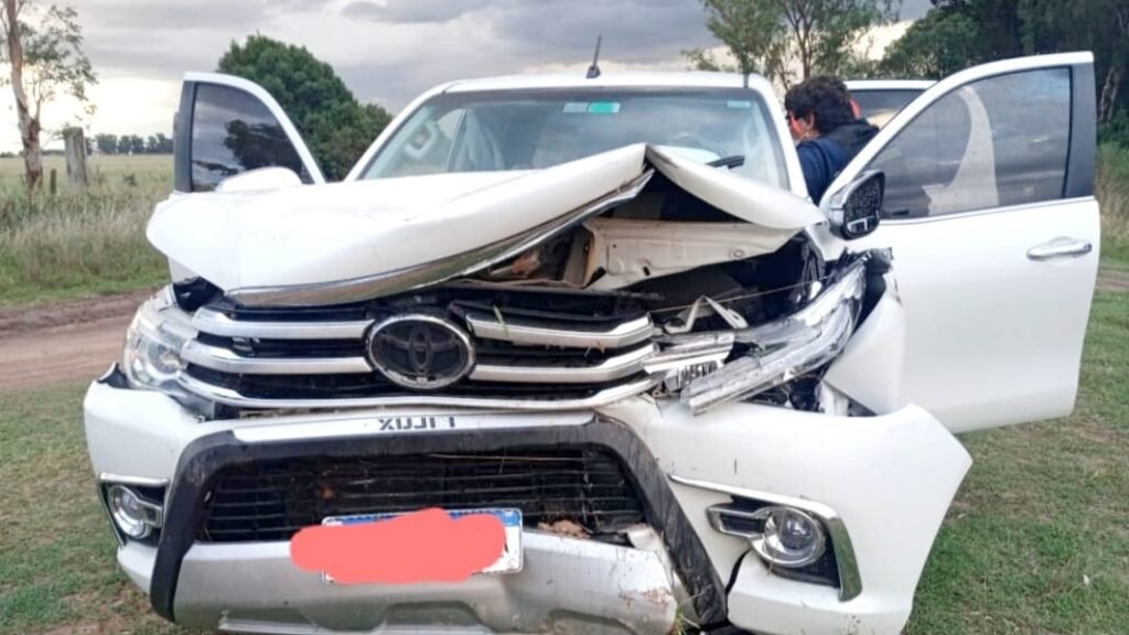 Una camioneta volcó en un camino rural: una mujer trasladada al Hospital