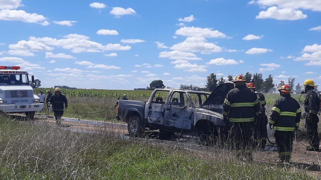 Una camioneta se incendió en un camino rural