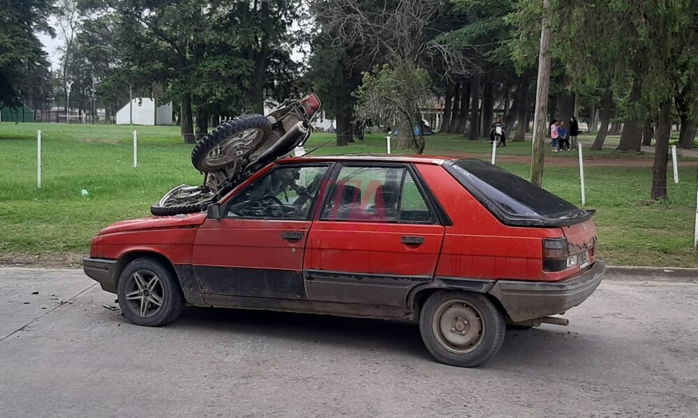 Dobló encontramano y chocó contra una moto