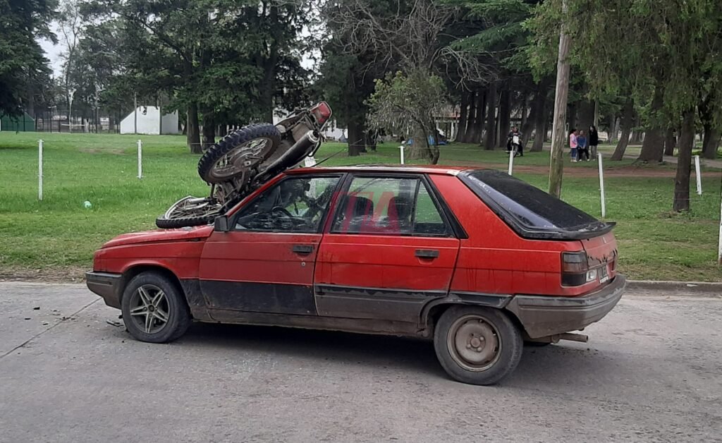 Dobló encontramano y chocó contra una moto
